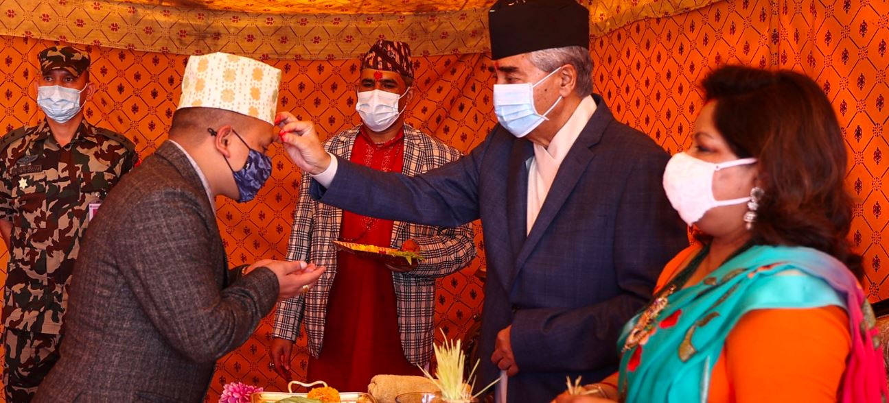 टीकासँगै मान्यजनकहाँ आशीर्वाद लिन जानेको चहलपहल 